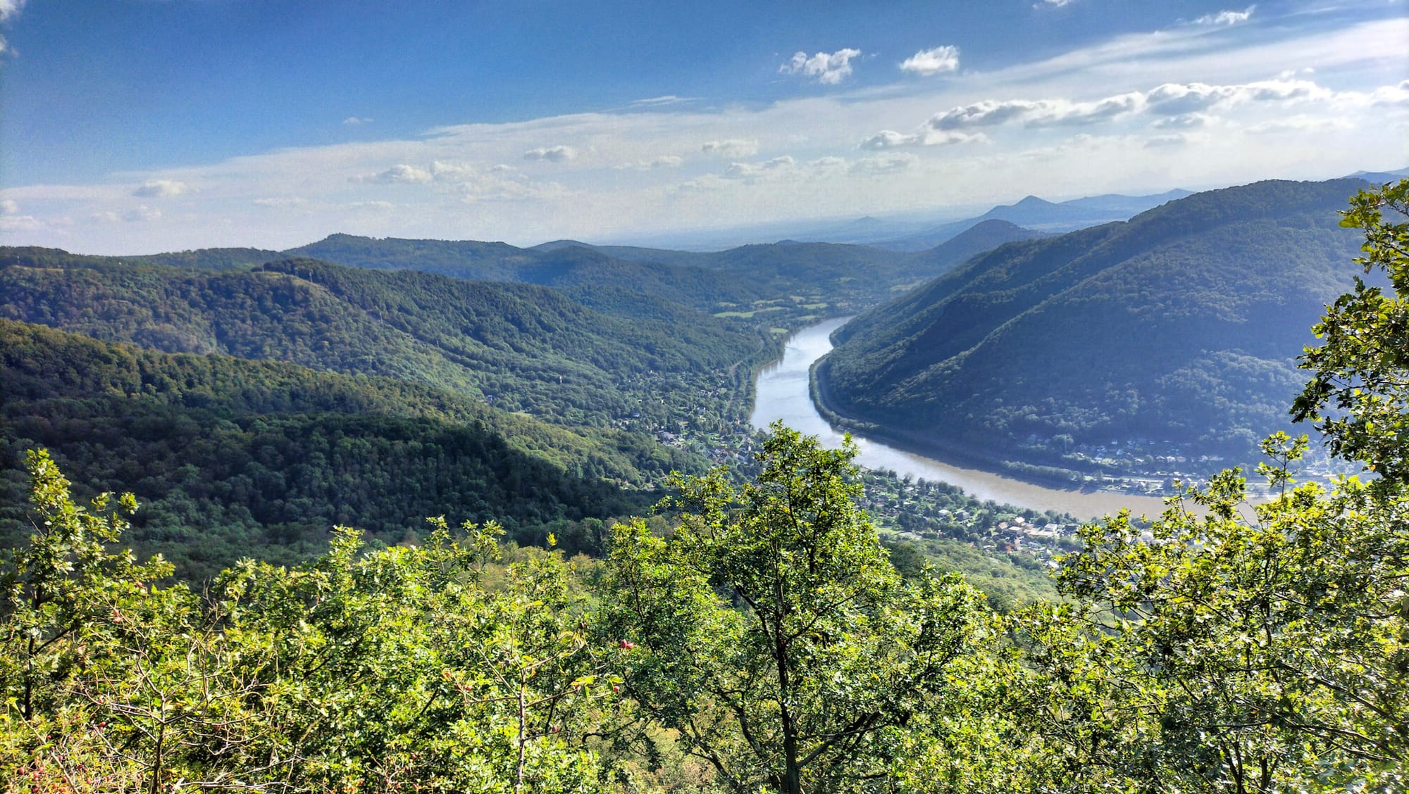 Blick von einem hohen Berg, vom Vysoký Ostrý, ins Tal der Elbe in Böhmen.