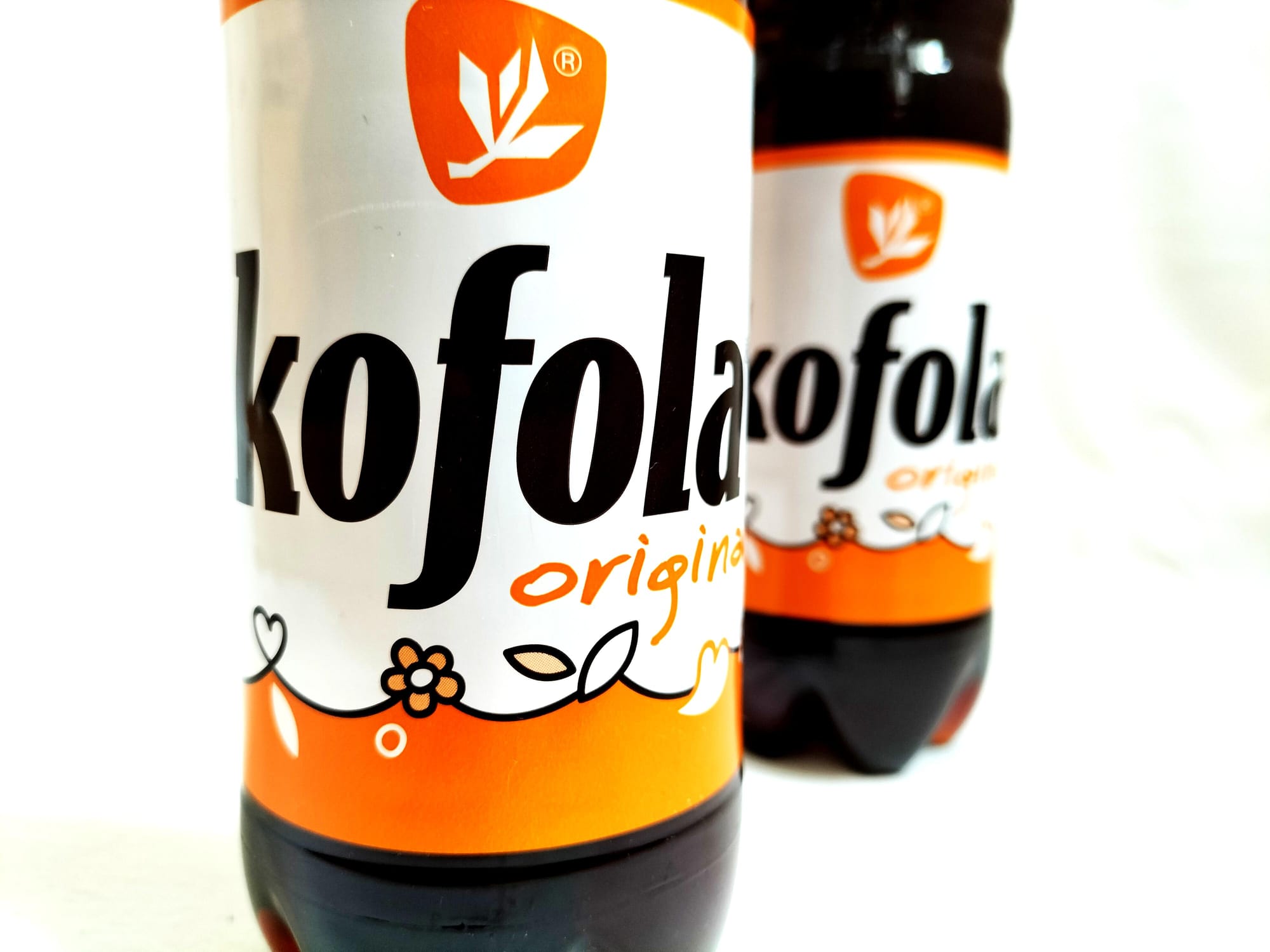 Zwei Flaschen mit tschechischem Kofola-Getränk.