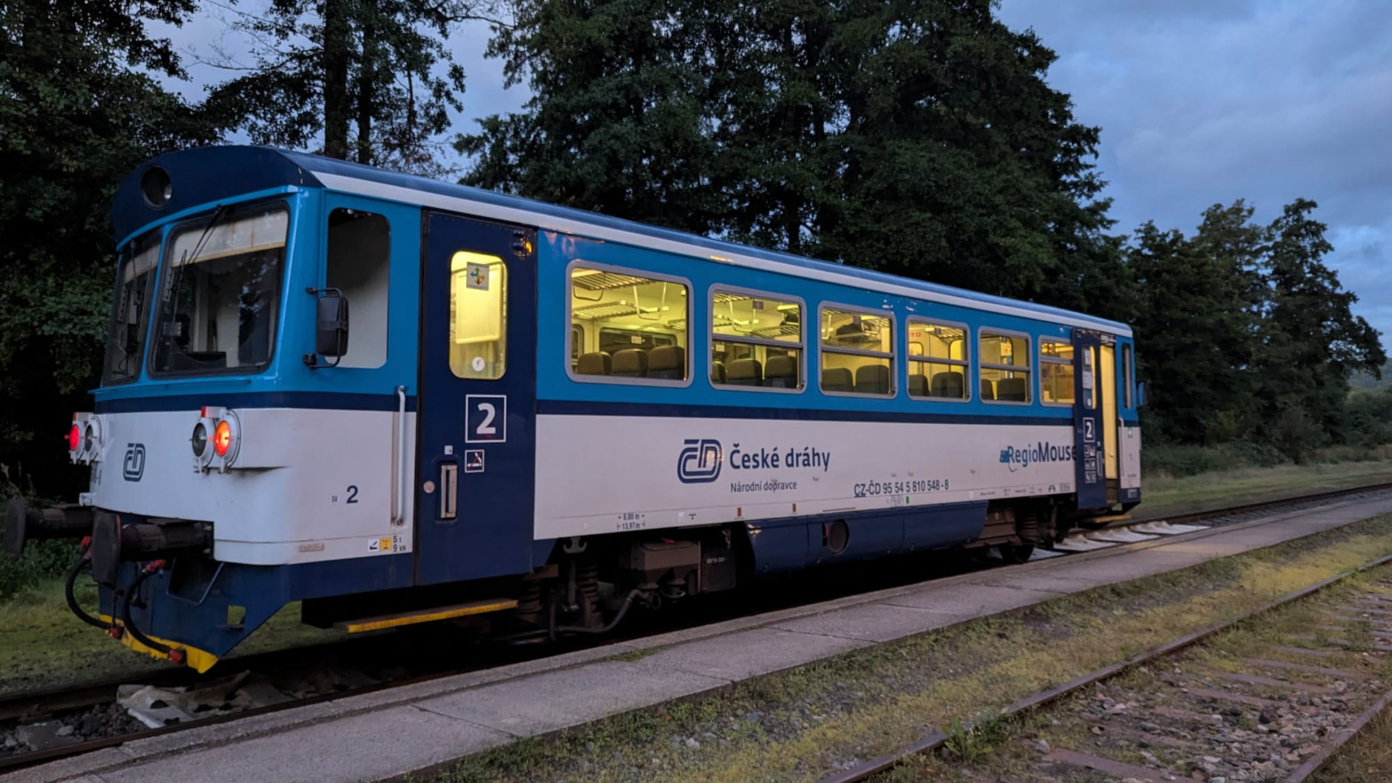 Ein Dieseltriebwagen der tschechischen Eisenbahn steht an einem Bahnsteig.
