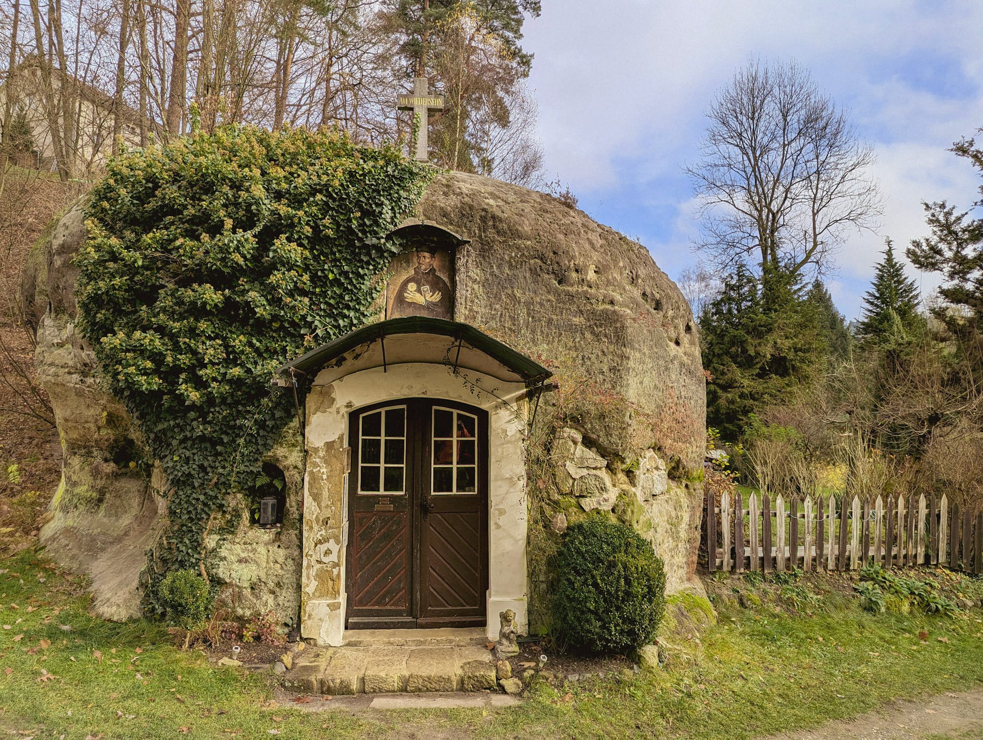 Eine kleine Felsenkapelle in einem tschechischen Dorf.