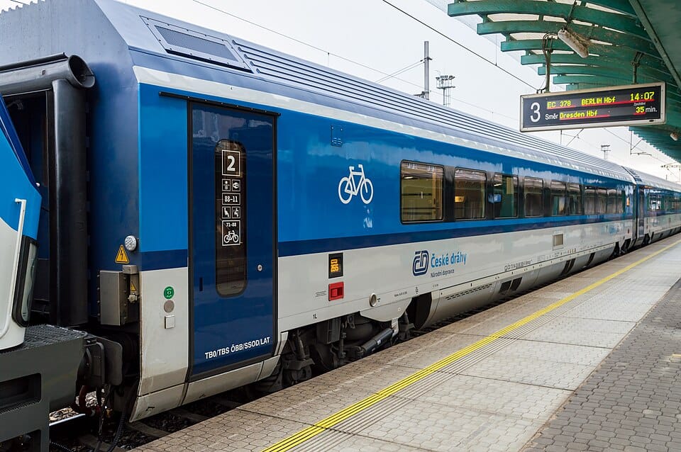 Ein moderner tschechischer ComfortJet-Zug bei einem Halt im Bahnhof Děčín.