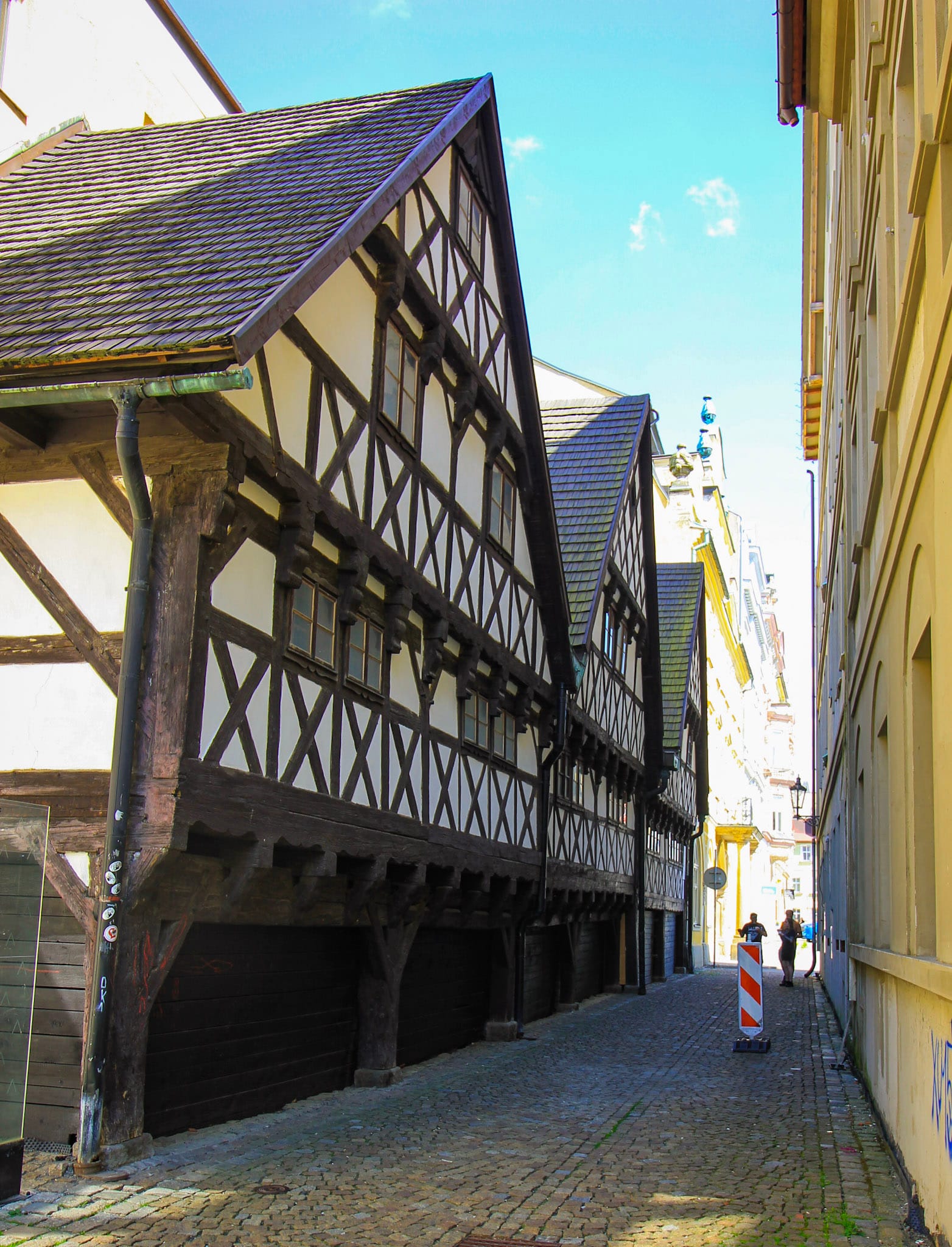 Alte Fachwerkhäuser in einer Gasse im tschechischen Liberec.