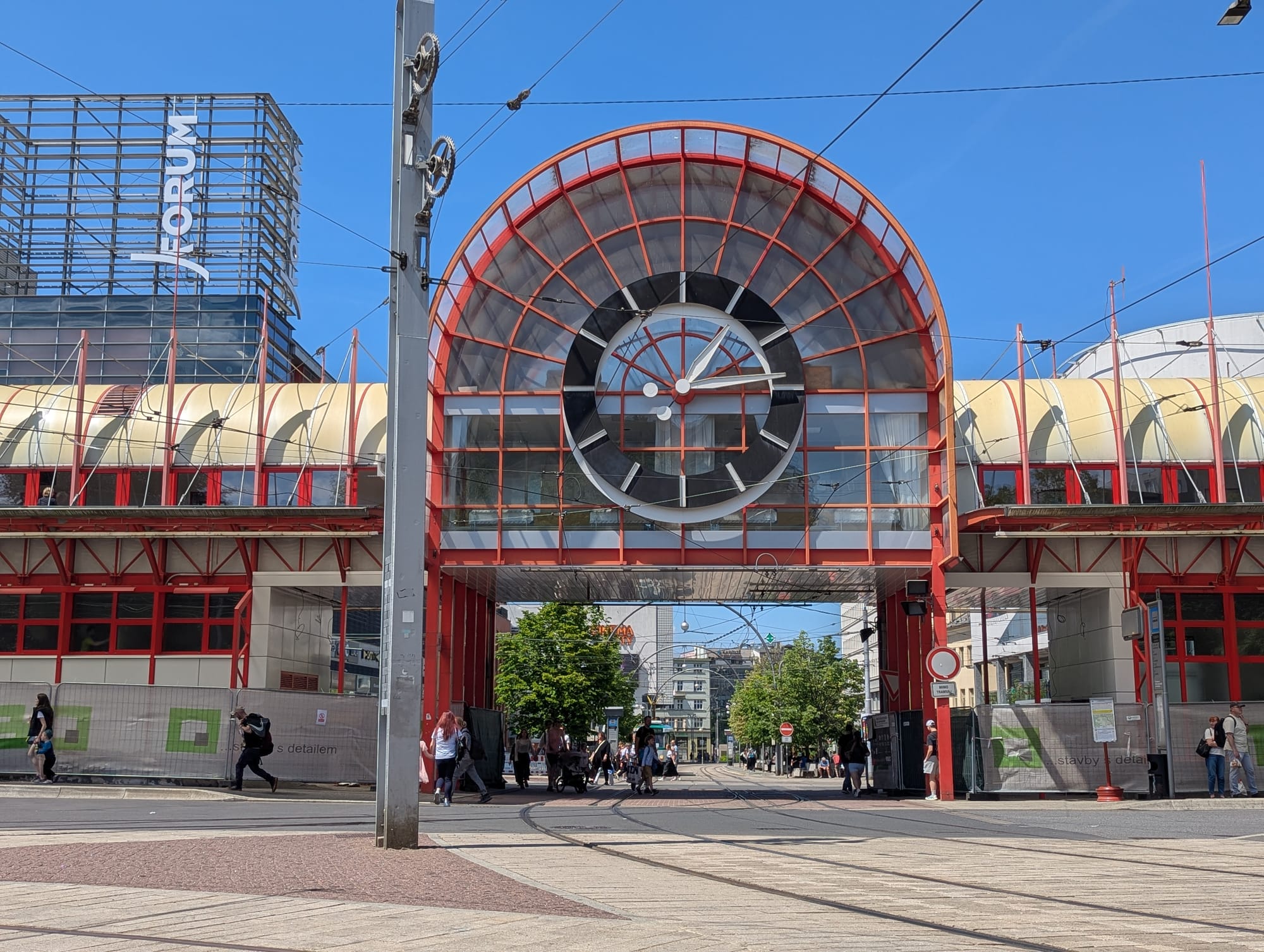 Moderne Architektur aus den 1990er Jahren im Stadtzentrum von Liberec.