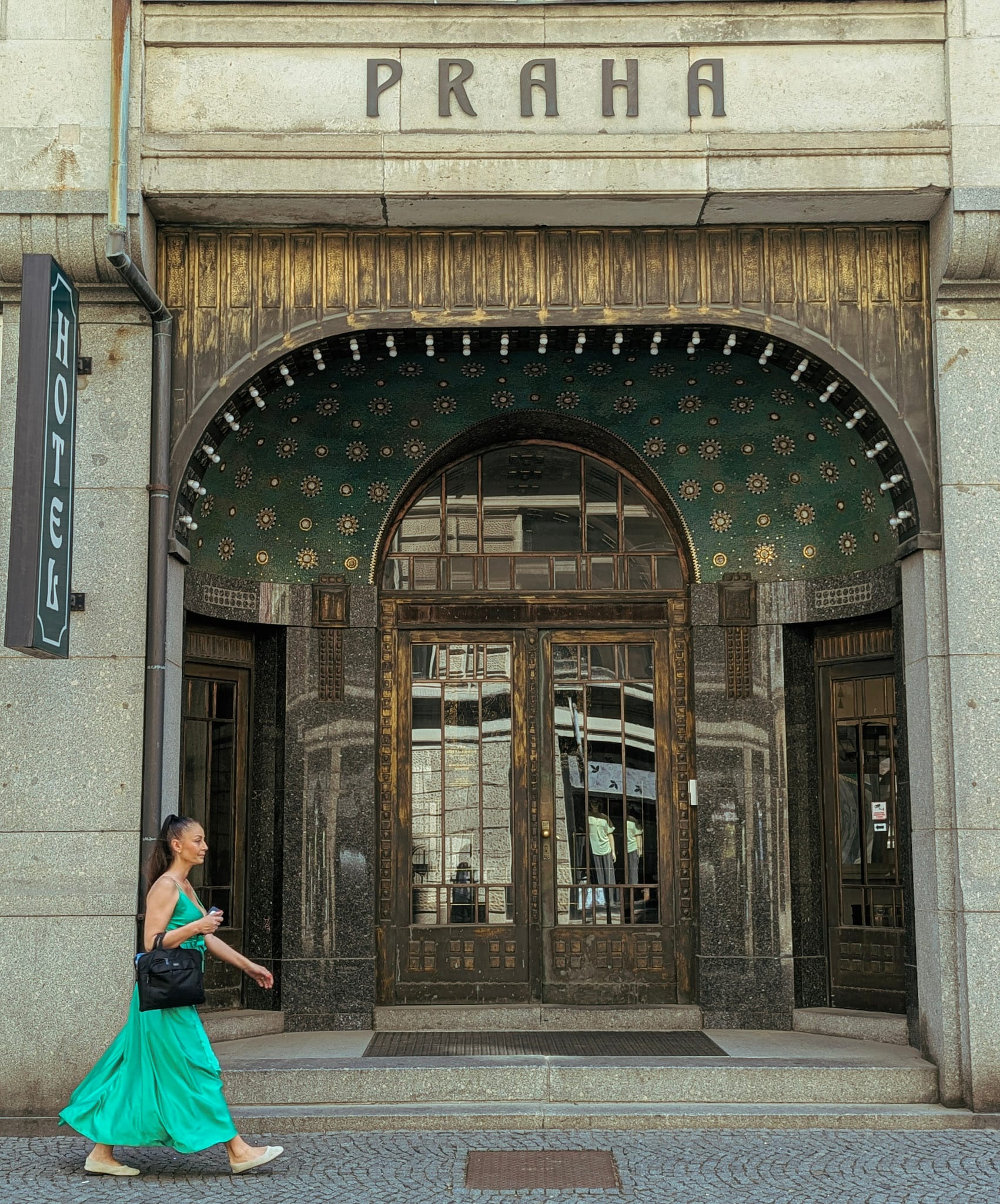 Ein geschmückter Jugendstil-Eingangsbereich eines Cafés nahe am Liberecer Markt.