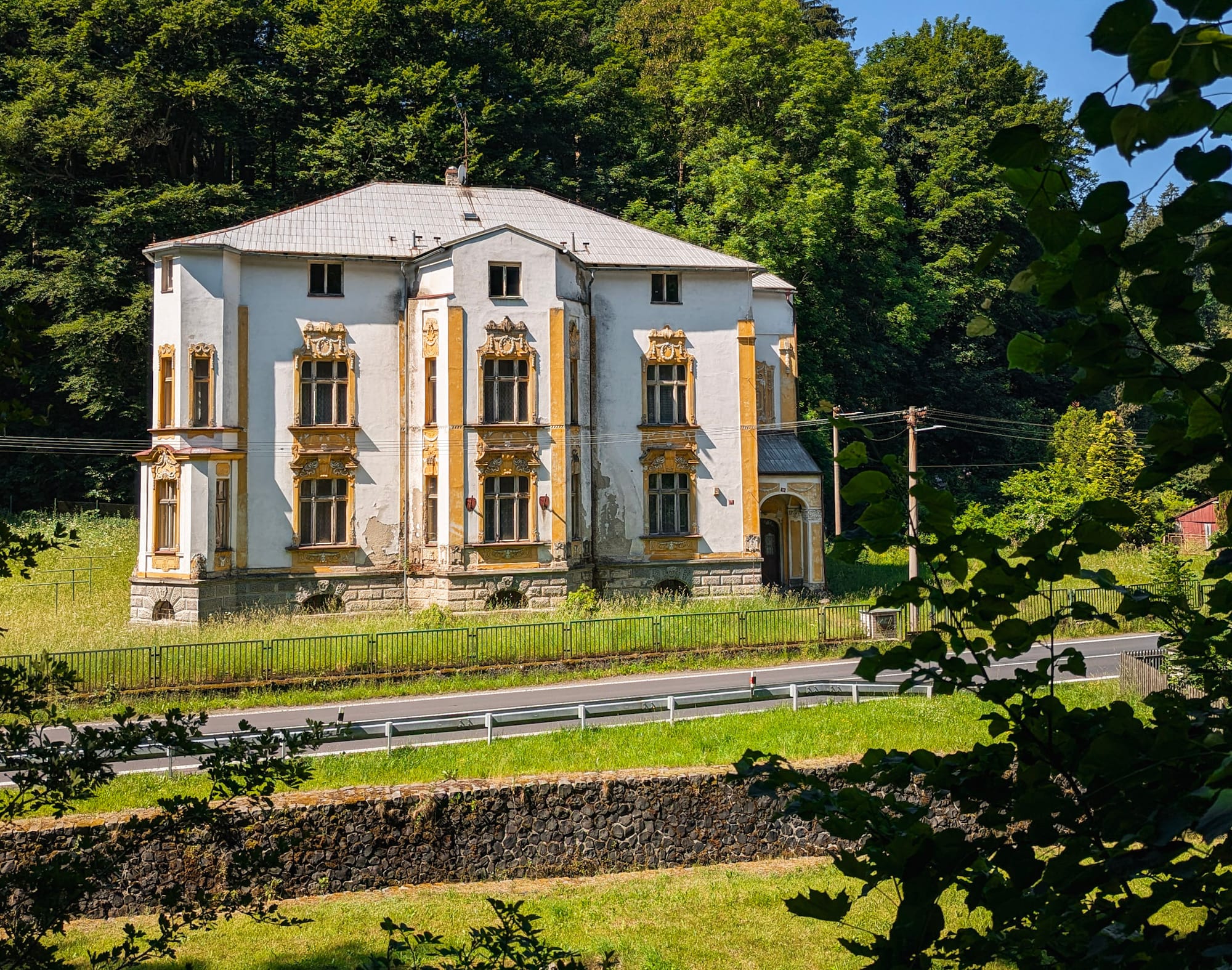 Fabrikantenvilla in einem Tal in Nordböhmen.