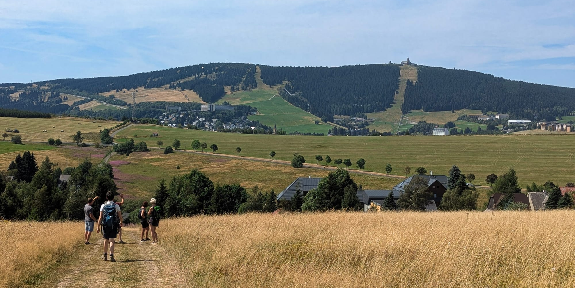 Blick vom tschechischen Ortsteil Háj hinüber zum Fichtelberg.