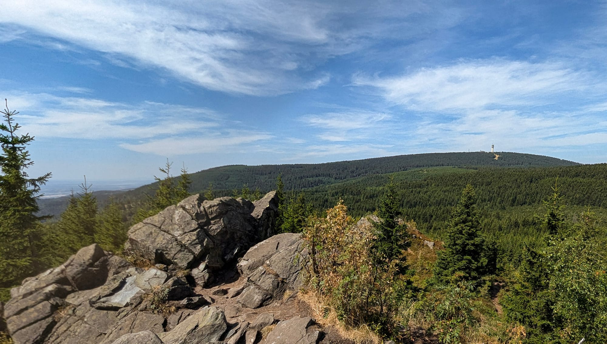 Blick vom Wirbelstein auf den Fichtelberg.