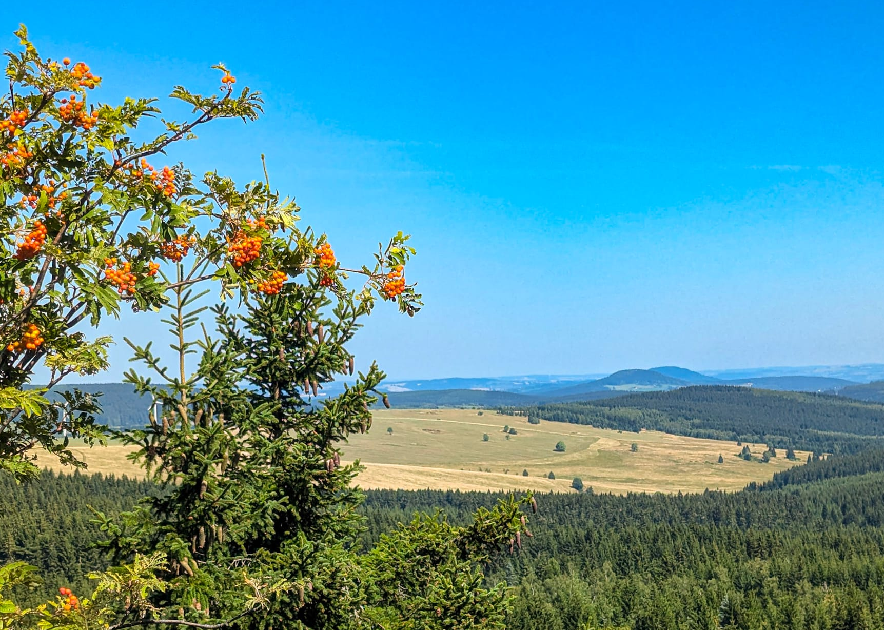 Blick vom Wirbelstein Richtung Osten auf zwei hohe Berggipfel.