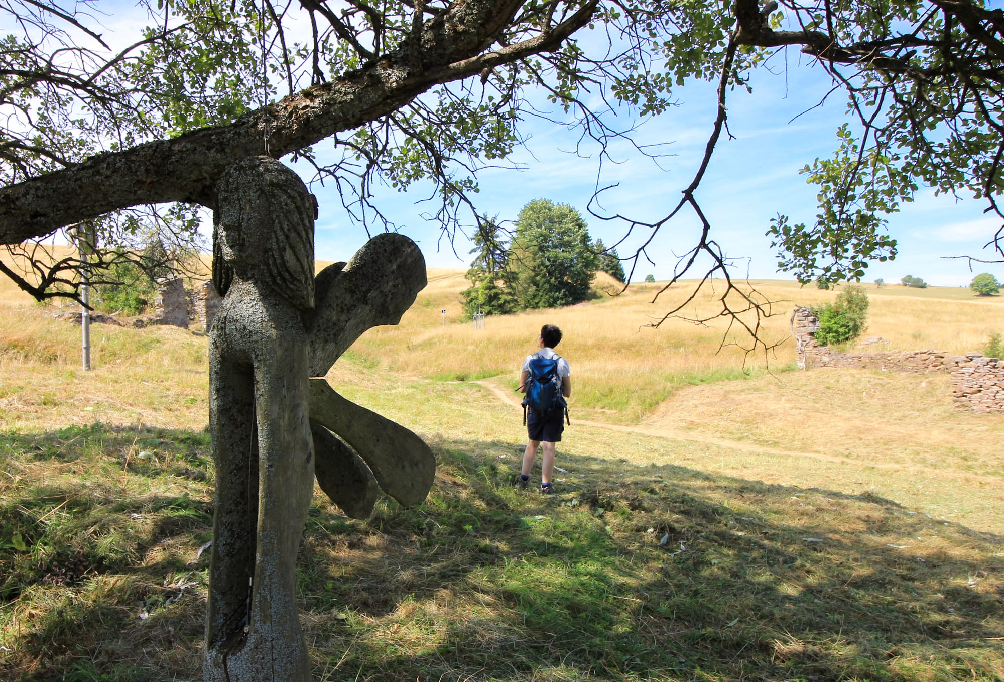 Eine Engelsfigur hängt in einem Baum in Königsmühle.