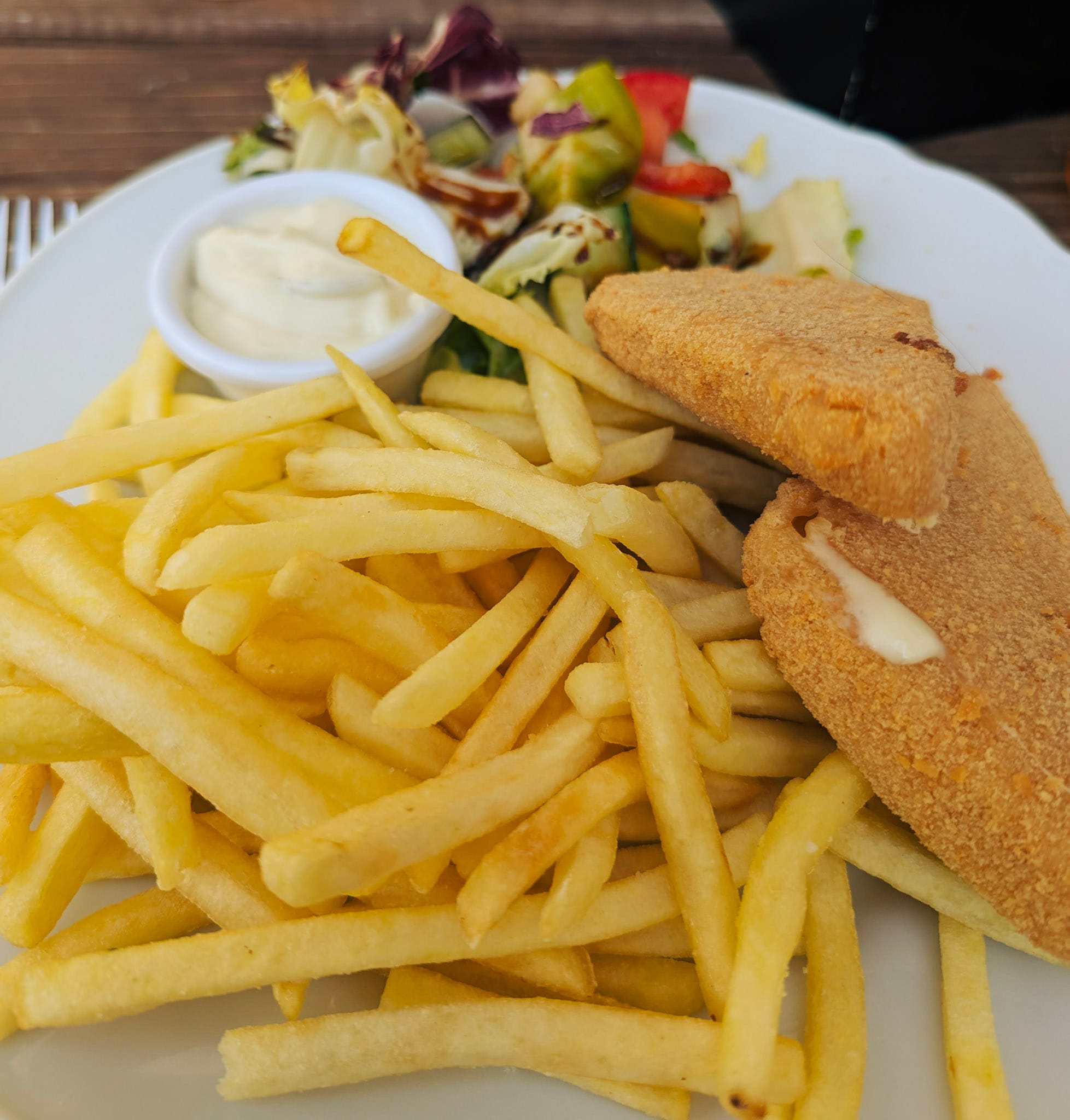 Tschechischer frittierter Käse mit Pommes Frites auf einem Teller.