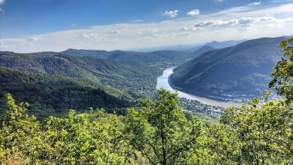 Blick von einem hohen Berg, vom Vysoký Ostrý, ins Tal der Elbe in Böhmen.