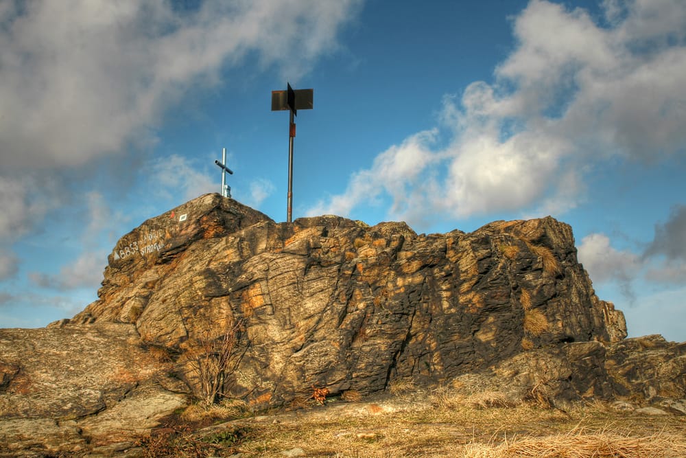 Ein Berg mit Gipfelkreuz im Osterzgebirge.