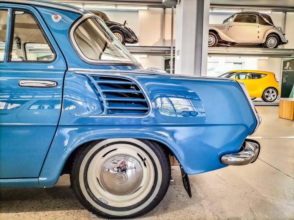 Ein Blick auf den hinteren Teil eines Skoda im Automuseum in Mlada Boleslav.