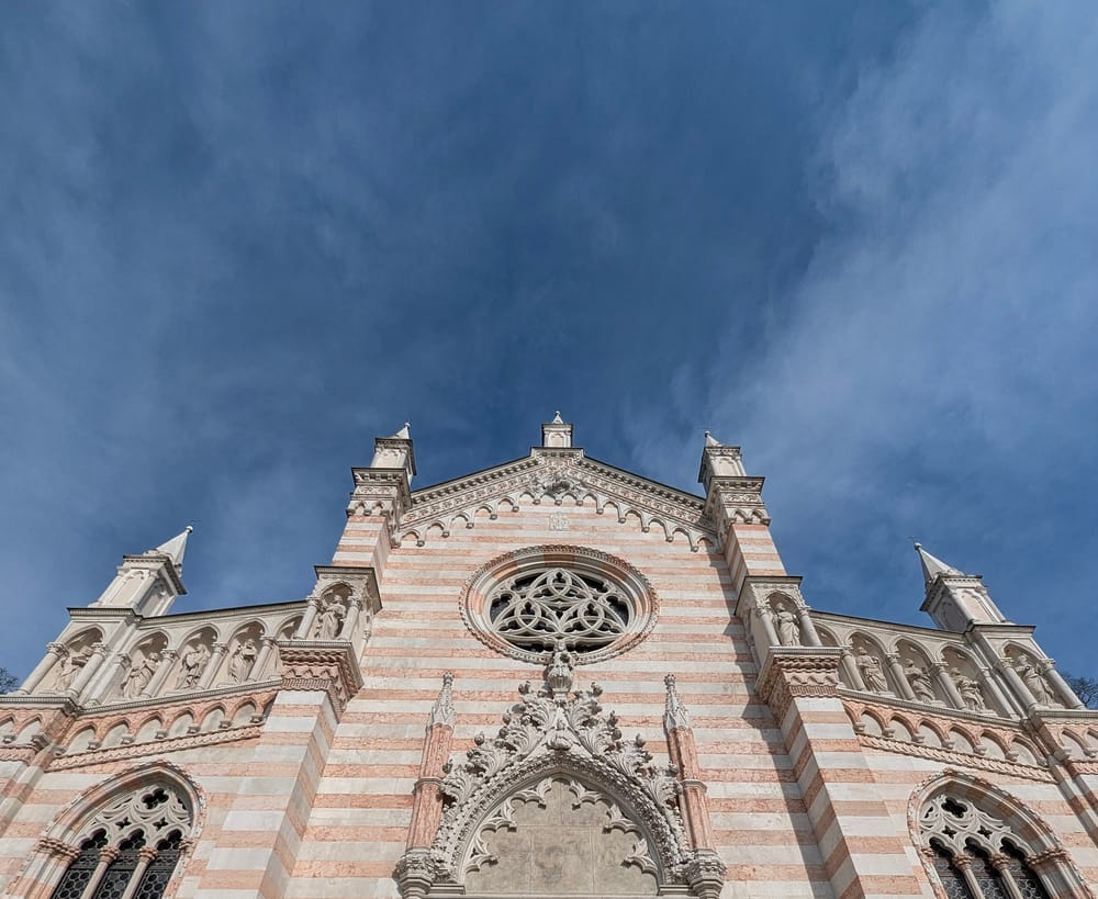 Blick auf die Fassade einer Kirche im norditalienischen Stil in Dubí im Norden Tschechiens.