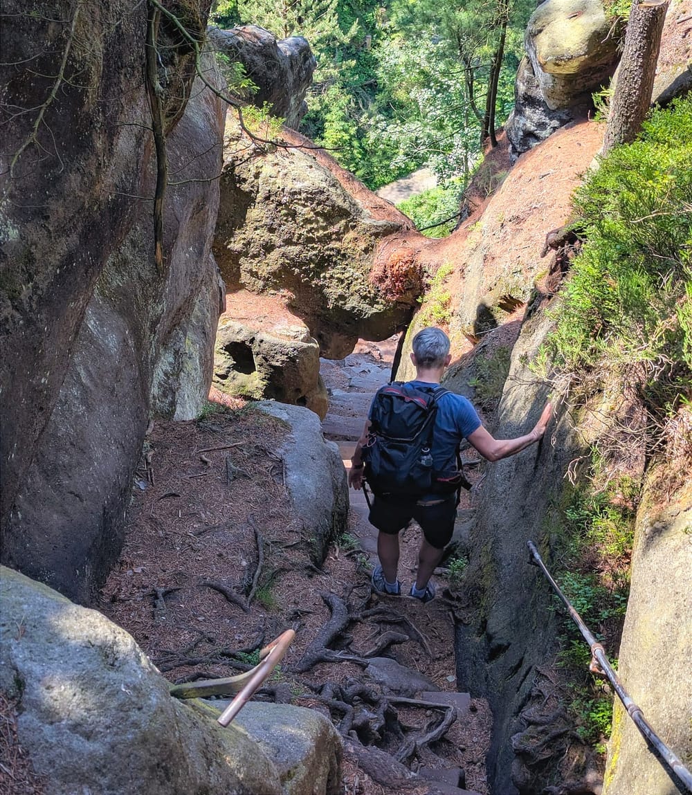 Wanderer auf dem Weg durch die Felsen im Khaatal im Norden Tschechiens. 